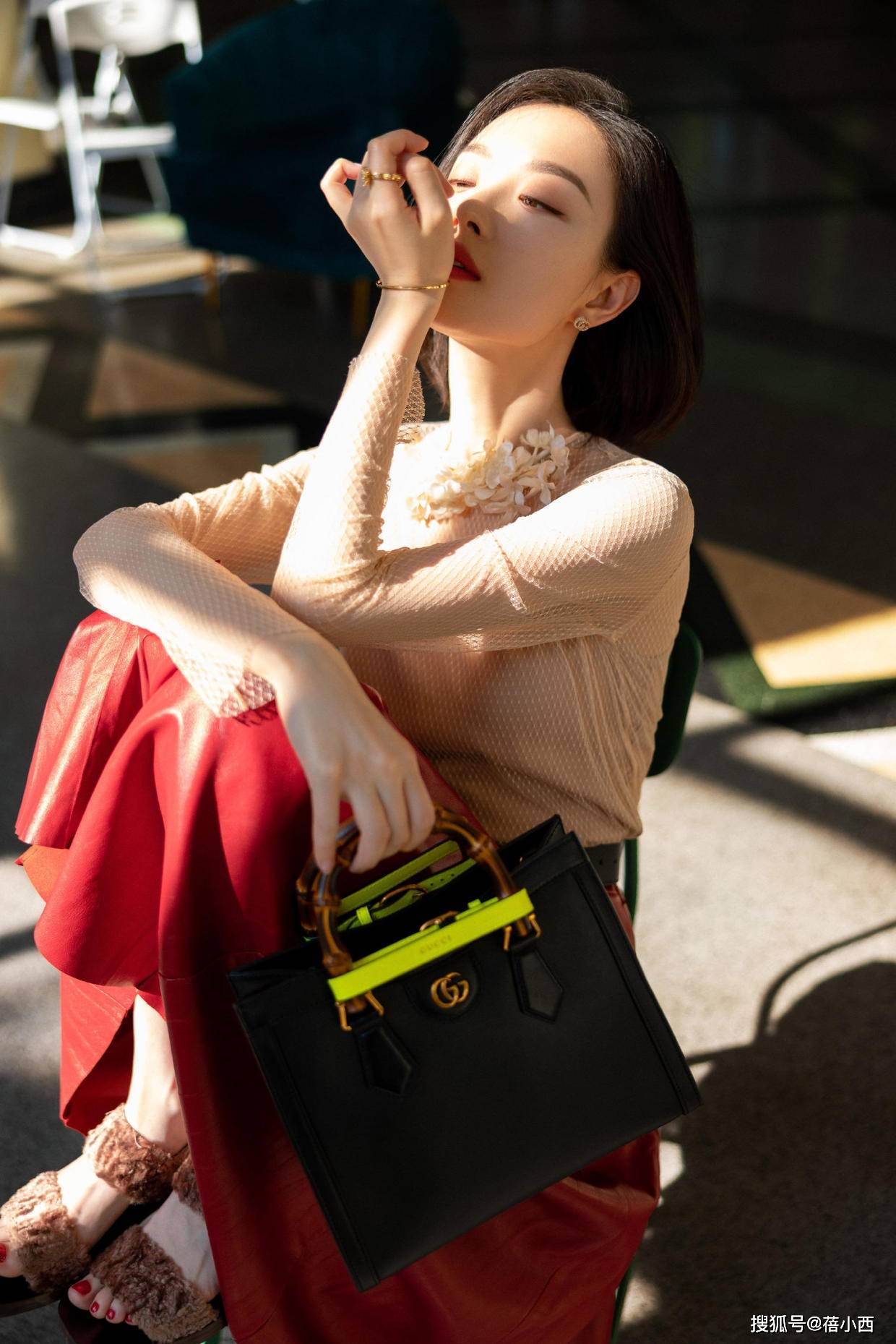 黑色 倪妮不愧是“谋女郎”，连穿裸色针织衫配红裙都很高级，气质无敌