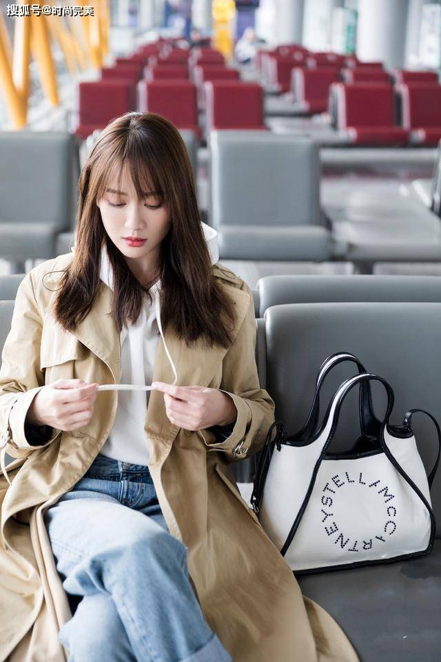 黑色 陈乔恩还能再“嫩”吗?穿卡其色风衣配马丁靴,嫩成24岁少女