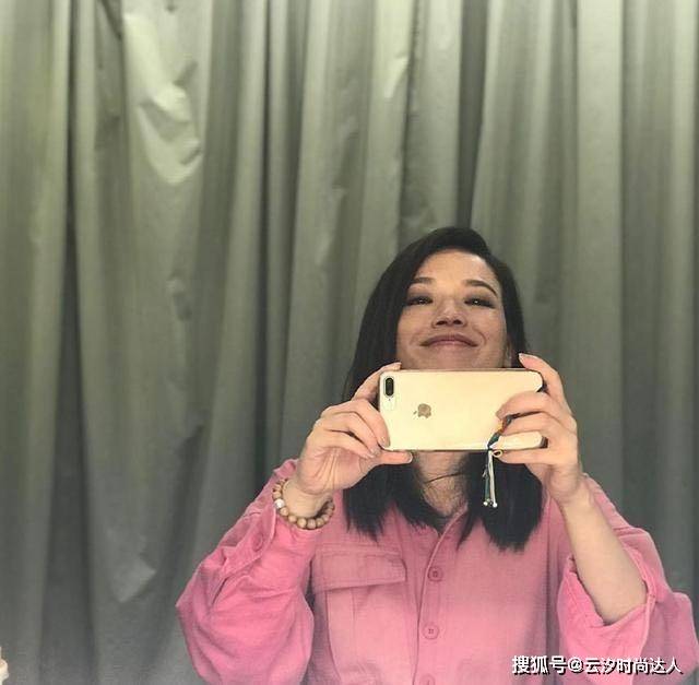 设计 舒淇才是真的“气质女神”，穿粉色工装连体裤又飒又美，哪像44岁