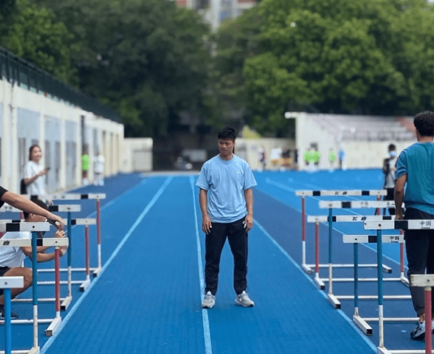 体育|苏炳添上课现场曝光：用手指着教学，学生站两排很听话，仅1女生