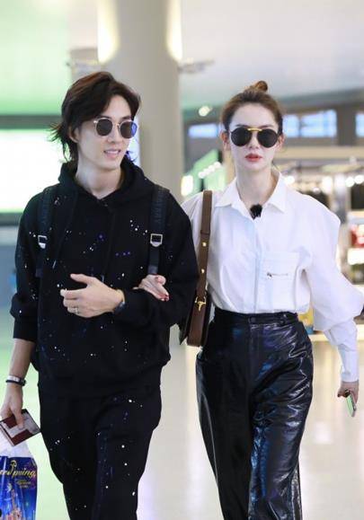时装 戚薇携韩国老公走机场，李承铉穿2万多外套现身，人红了就是不同