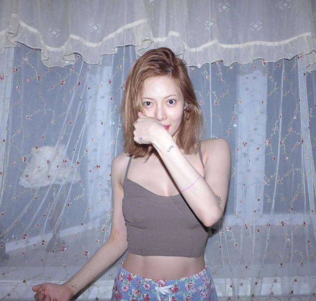 金发抄袭Lisa“太妹头”的佟丽娅一夜刷爆几亿播放量？内娱女爱豆都看跪了！