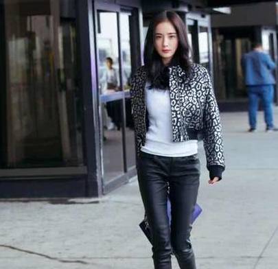 身材 同样是穿皮裤，邓紫棋和杨幂对比之下，差距一目了然