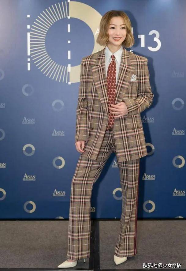 郑秀文 郑秀文果然是时髦精,姜黄色西装配白色T恤,“红色雨靴”时髦爆