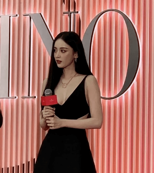 黑色关晓彤和娜扎同框，小5岁却被吊打，这些年她被造型师害苦了！