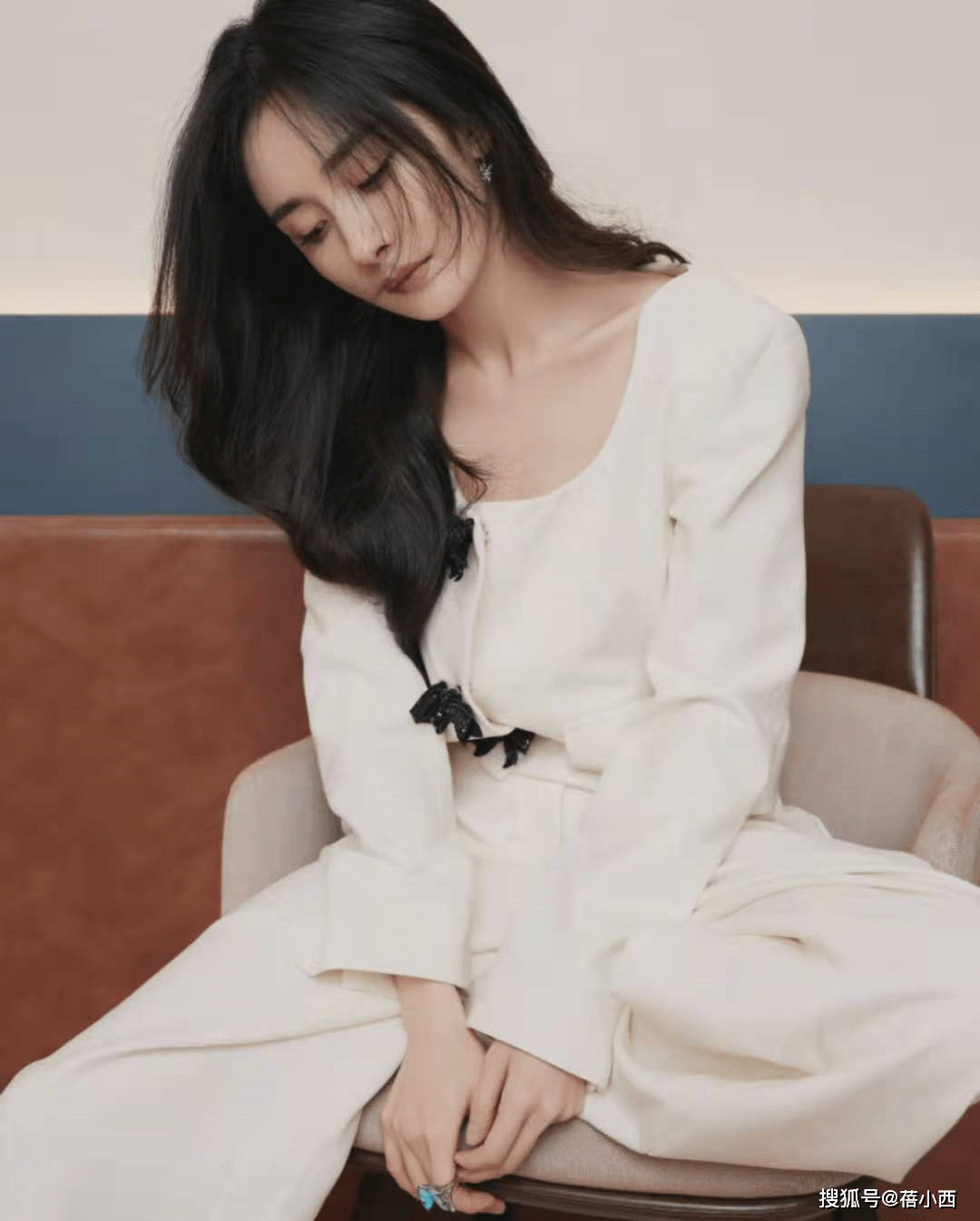 好身材 杨幂真会穿，普通的白色套装也能秀出好身材，彰显飒爽干练之美