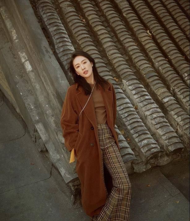 童瑶称 童瑶称自己是“行走的锡纸”，果真一看，这高开叉锡纸礼服美翻了