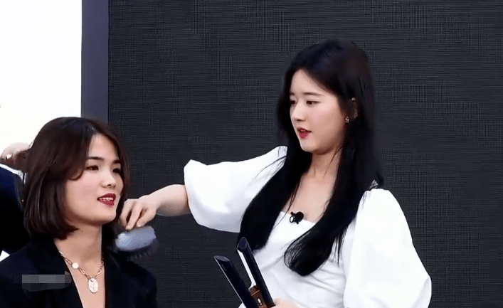 直播女星们近照比美：杨幂国风裙清新，赵丽颖秀细腰，热巴建模脸精致