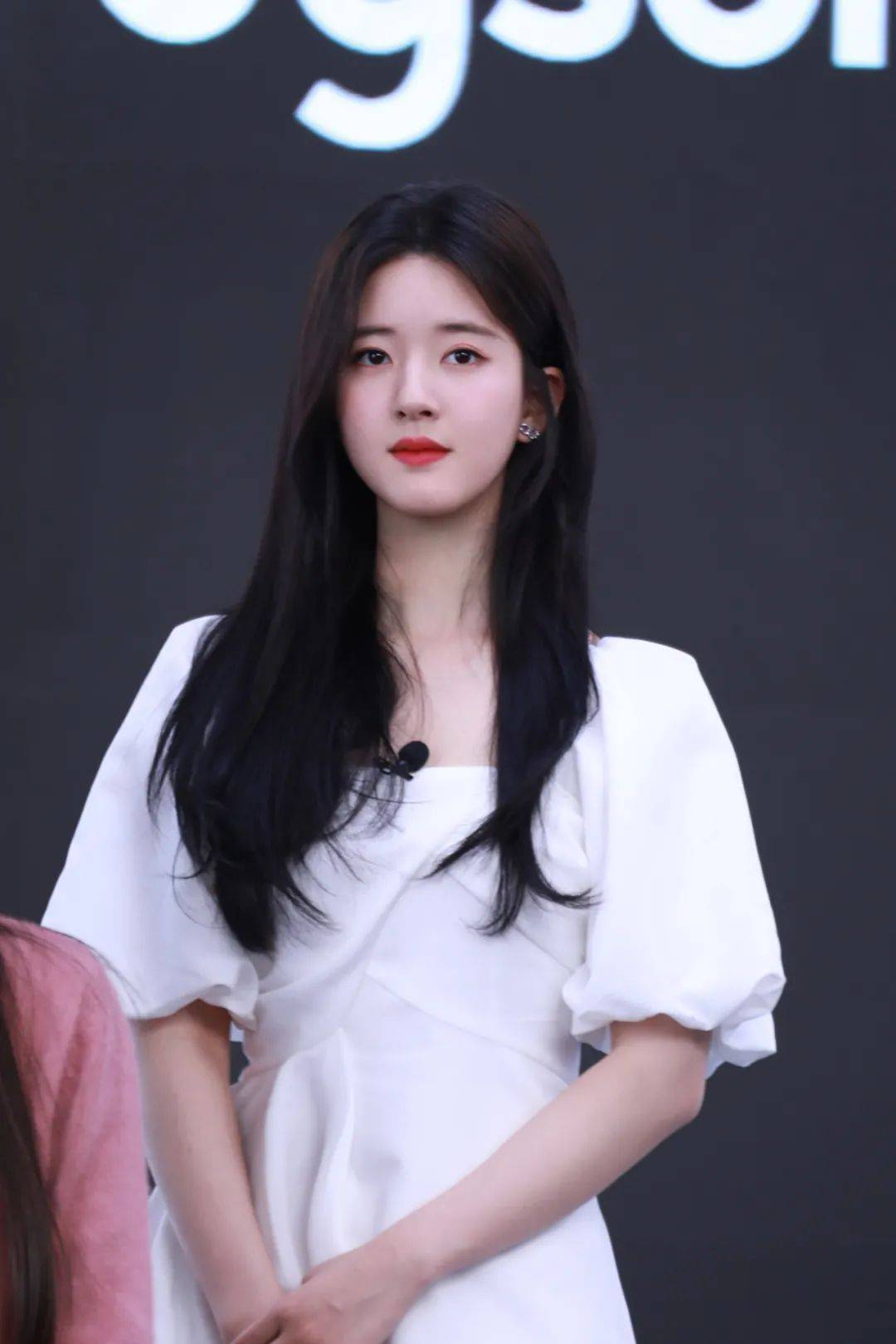 直播女星们近照比美：杨幂国风裙清新，赵丽颖秀细腰，热巴建模脸精致