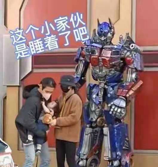 带着|郭碧婷带小奶黄玩旋转木马，向佐全程护在女儿身后，画面暖心有爱