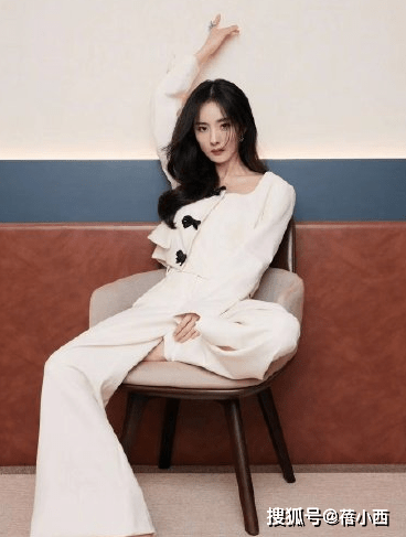 好身材 杨幂真会穿，普通的白色套装也能秀出好身材，彰显飒爽干练之美