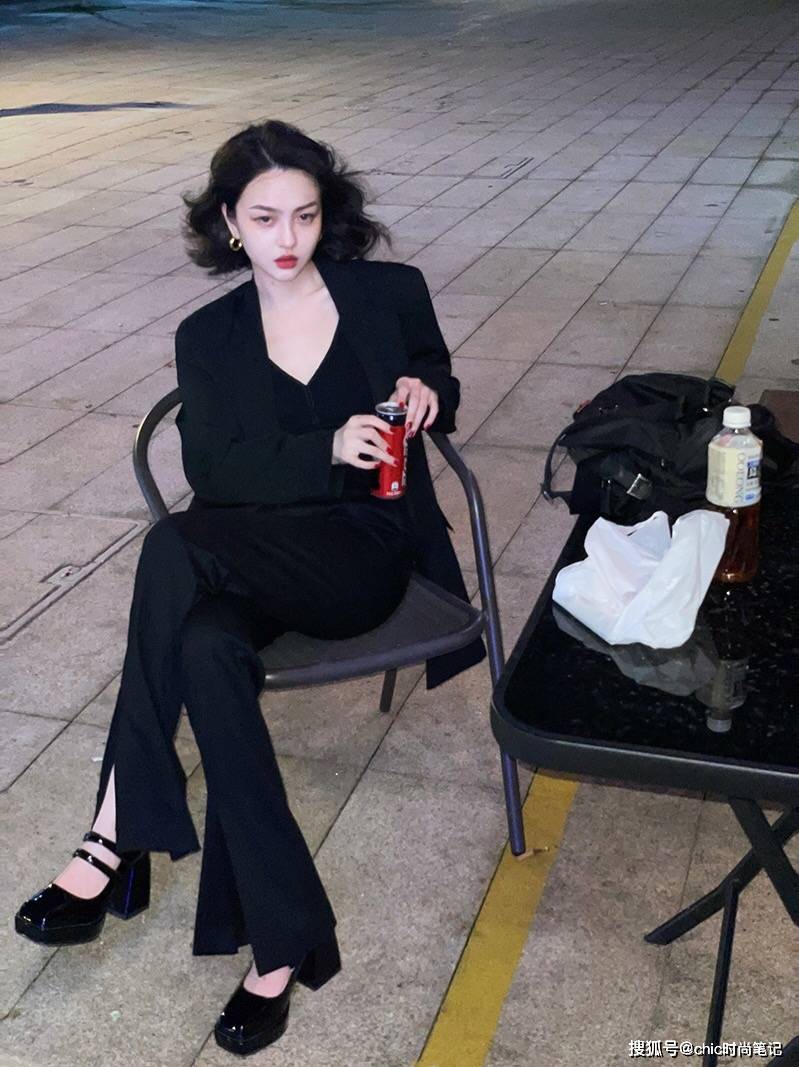 模板 秋冬得穿丝袜和长靴才能显腿长？其实一条裤子就可以成为王炸