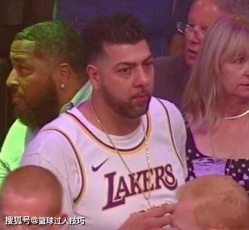 湖人|路人撞脸NBA球星：湖人赛场出现2个詹姆斯，东契奇球迷逗笑本尊