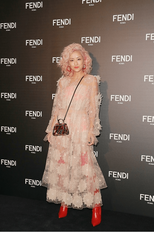 饱和度 真没认出这是陈奕迅老婆，人到中年粉发配粉裙硬装嫩，却不浮夸