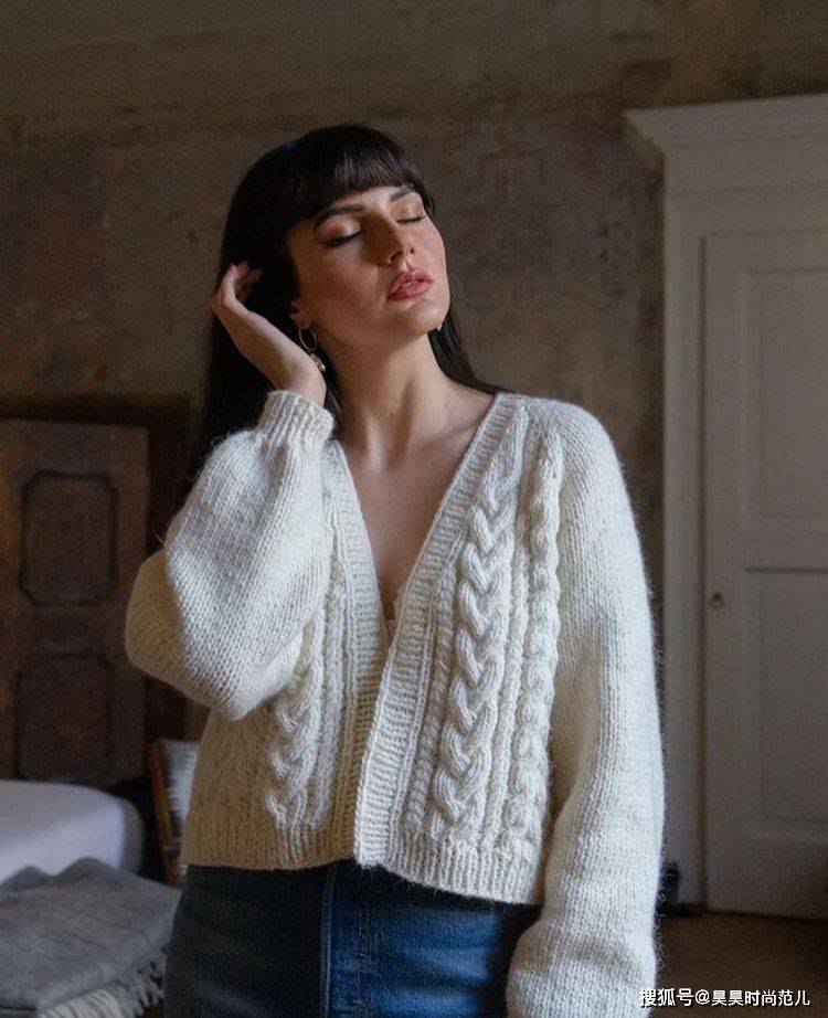 毛衣 会打扮的中年女性，秋冬季都在穿这3件上衣，轻松打造年轻态