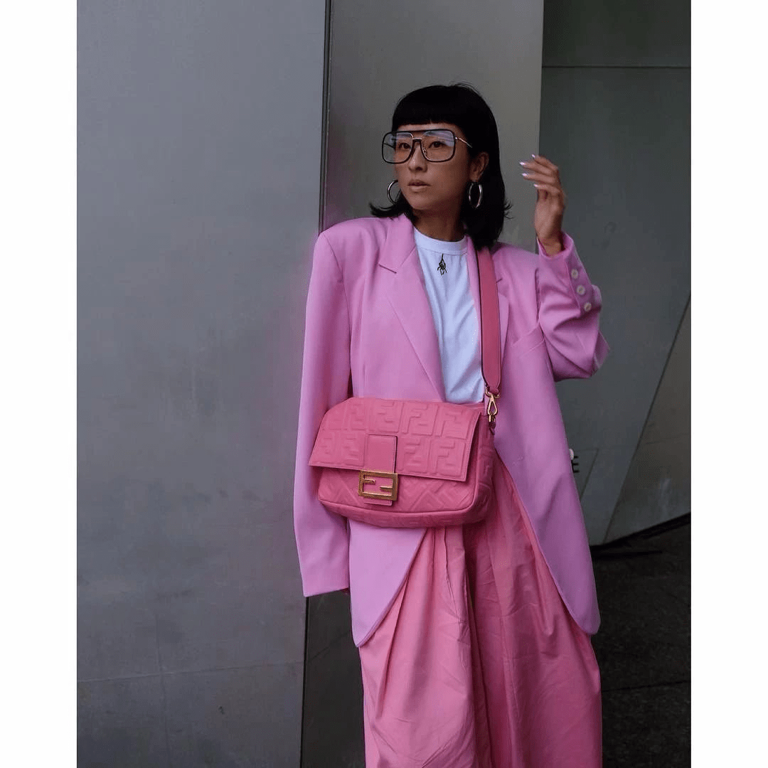 饱和度 真没认出这是陈奕迅老婆，人到中年粉发配粉裙硬装嫩，却不浮夸