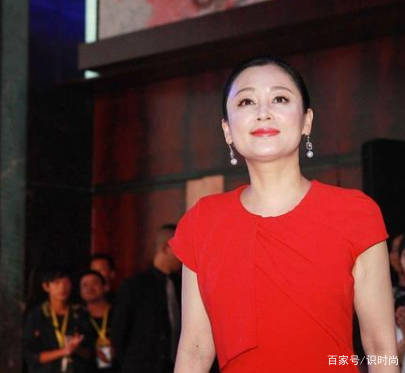 黑色 52岁陈红依然是不服老,穿鲜艳红裙搭配黑丝,身材一点也不显臃肿