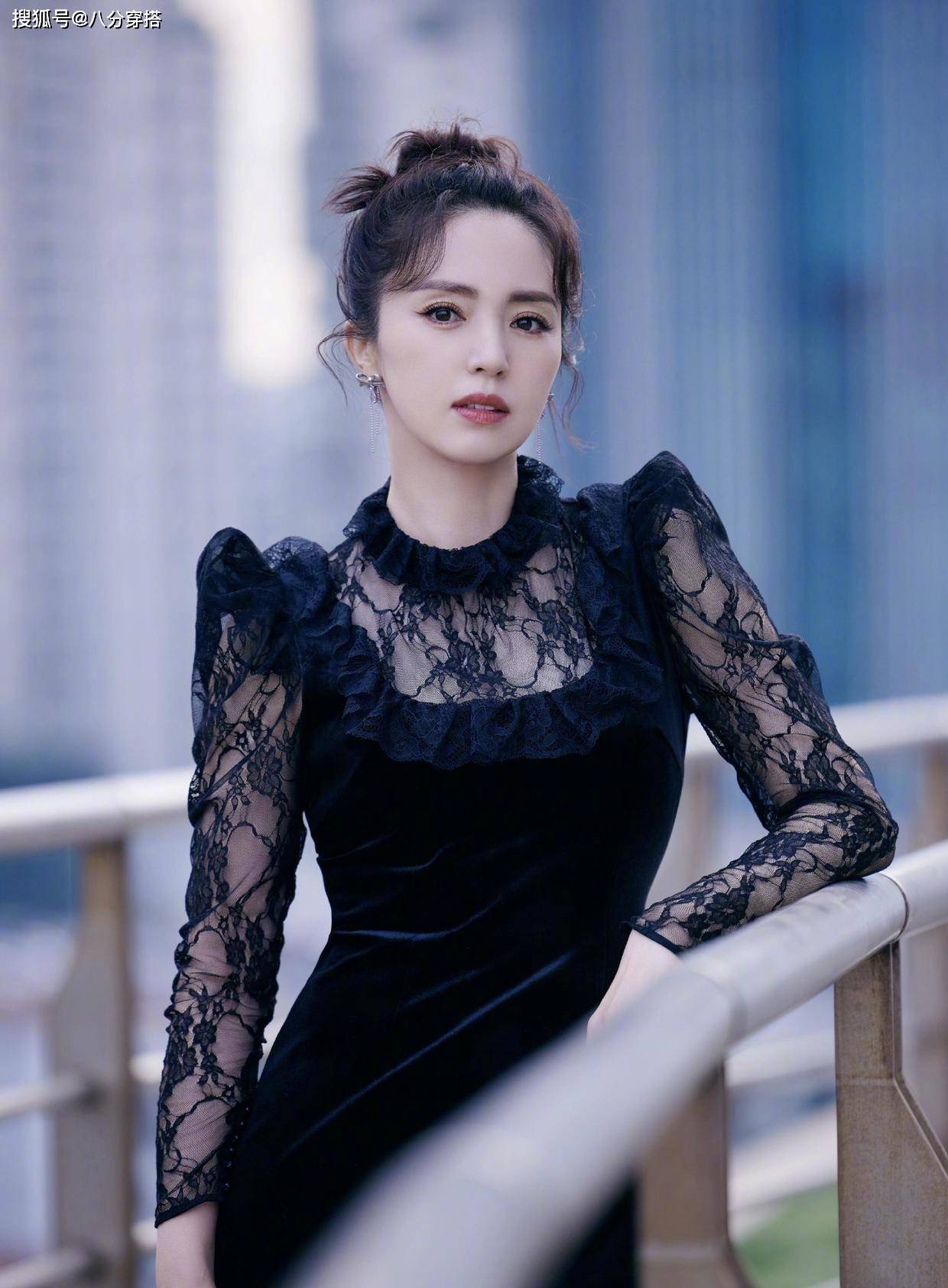 设计 董璇穿黑色修身连衣裙，蕾丝与丝绒交叠优雅精致，盘发造型更高贵