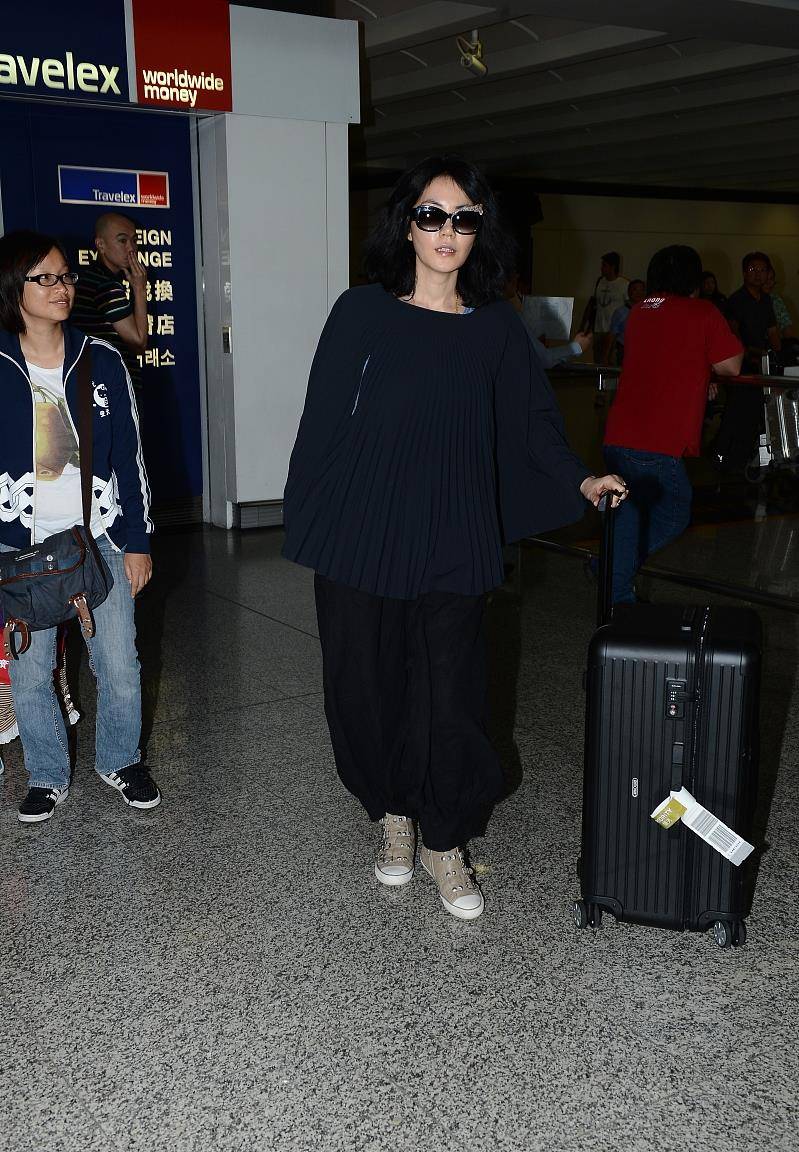 身材 王菲打扮真随性,穿得松松垮垮就出门,身材纤细谁不羡慕?