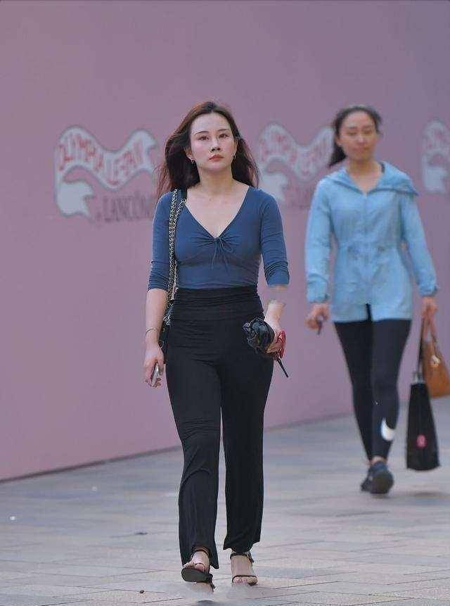 显得 “重回”街头的打底裤，中年女士这么穿，也许是另一种感受