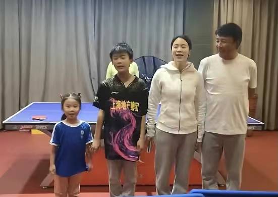 满分|家庭对战！王楠带女儿4-0横扫老公儿子，出场仪式满分，抱胸叫板