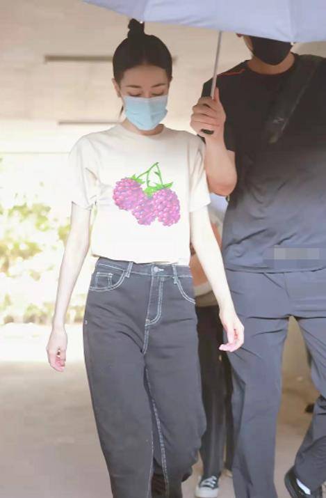 进行 迪丽热巴和龚俊现身活动，穿情侣款T恤和牛仔裤，组超高颜值CP