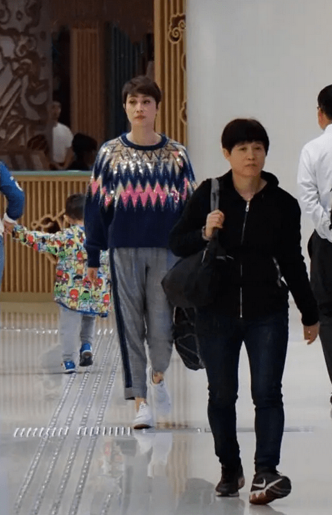 颜色 陈法蓉55岁仍光彩照人，穿亮片毛衣时尚减龄，中年女性真该学一学