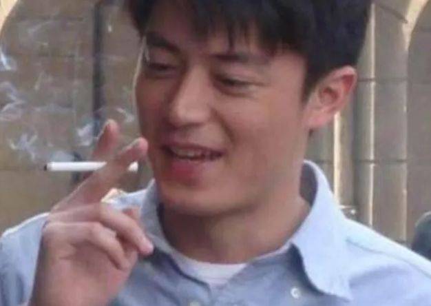 抽烟男明星排行榜_4大男星抽烟:胡歌雅痞,李易峰贵气,都不如这个本来不抽烟的人