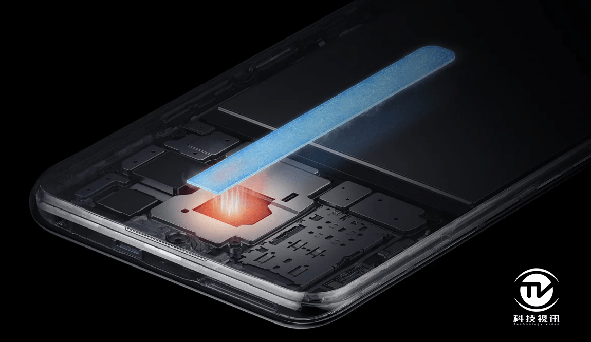 传感器"组成的五重液冷散热系统,相较于没有配备铜管散热的手机,iqoo