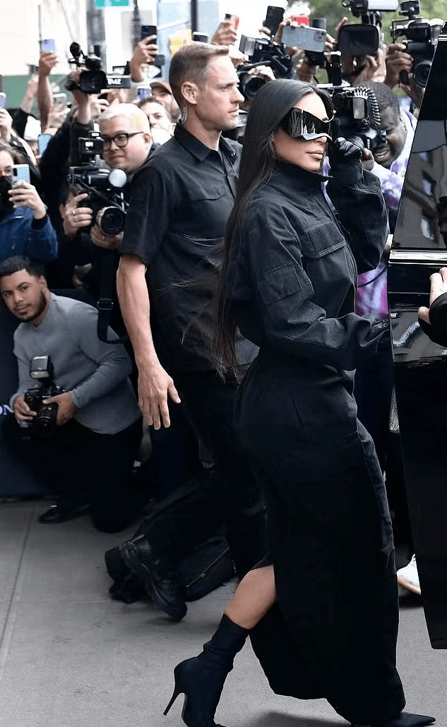 一身 金卡戴珊天生明星范！裹一身黑现身街头霸气全开，拎35万的包超壕