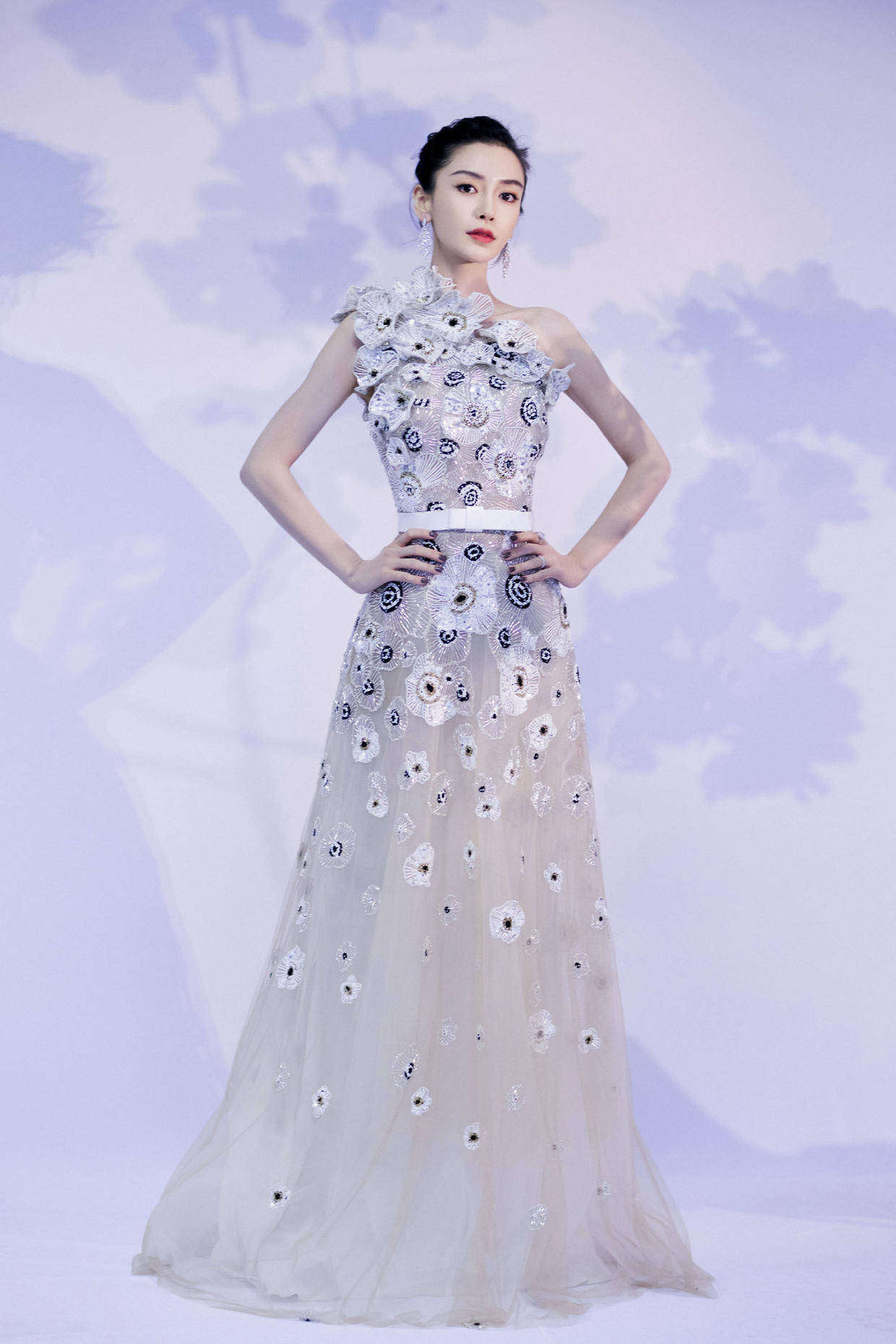 杨颖 Angelababy好会穿,用黑色皮夹克配吊带半身裙,辣妈身材不输女团