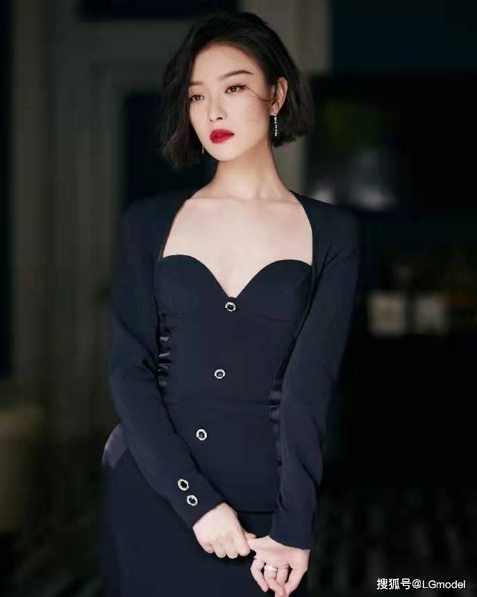 演技 谋女郎倪妮吊带礼服大秀美背！紧身深V妖娆妩媚，慵懒短发显优雅高贵