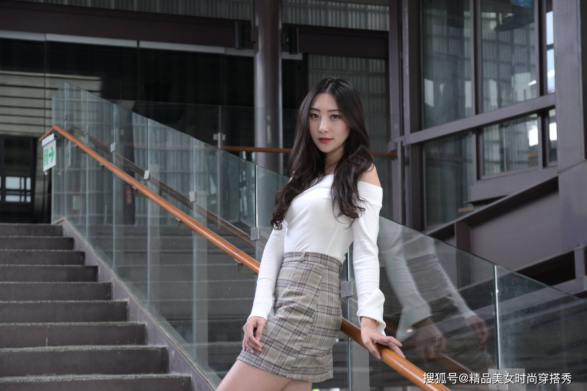 短裙 白色针织打底衫加灰色格纹半身短裙，保暖又不失风度