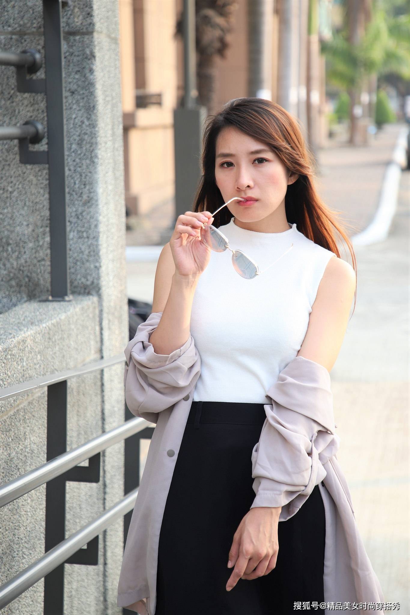 黑色 白色的无袖背心，下搭黑色的半身裙与黑色过膝长靴帅气又时尚