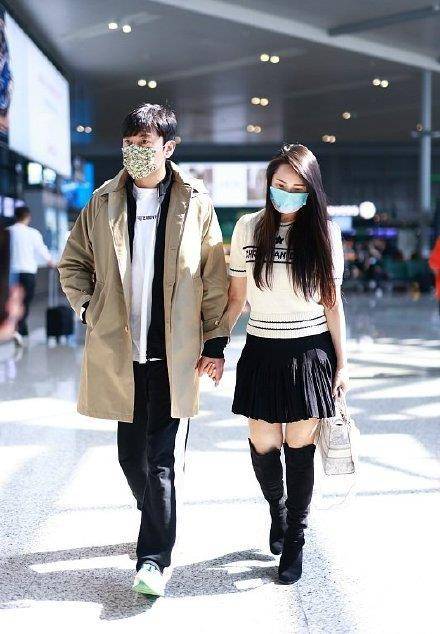 合体 伊能静秦昊合体现身机场,53岁阿姨走女团风,比小10岁老公还嫩