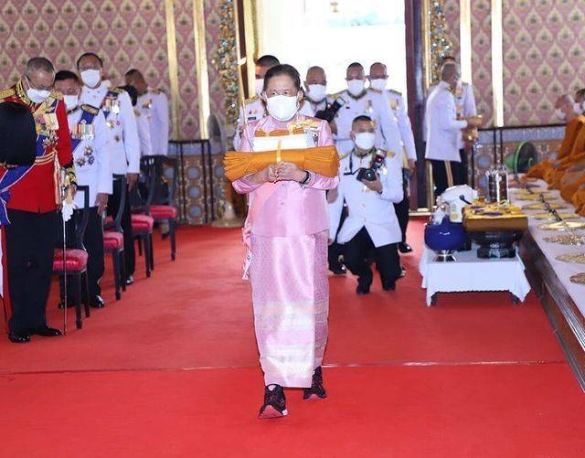 一身 诗琳通公主也扮嫩啦！穿一身粉裙亮相好美，撞衫苏提达王后也稳赢