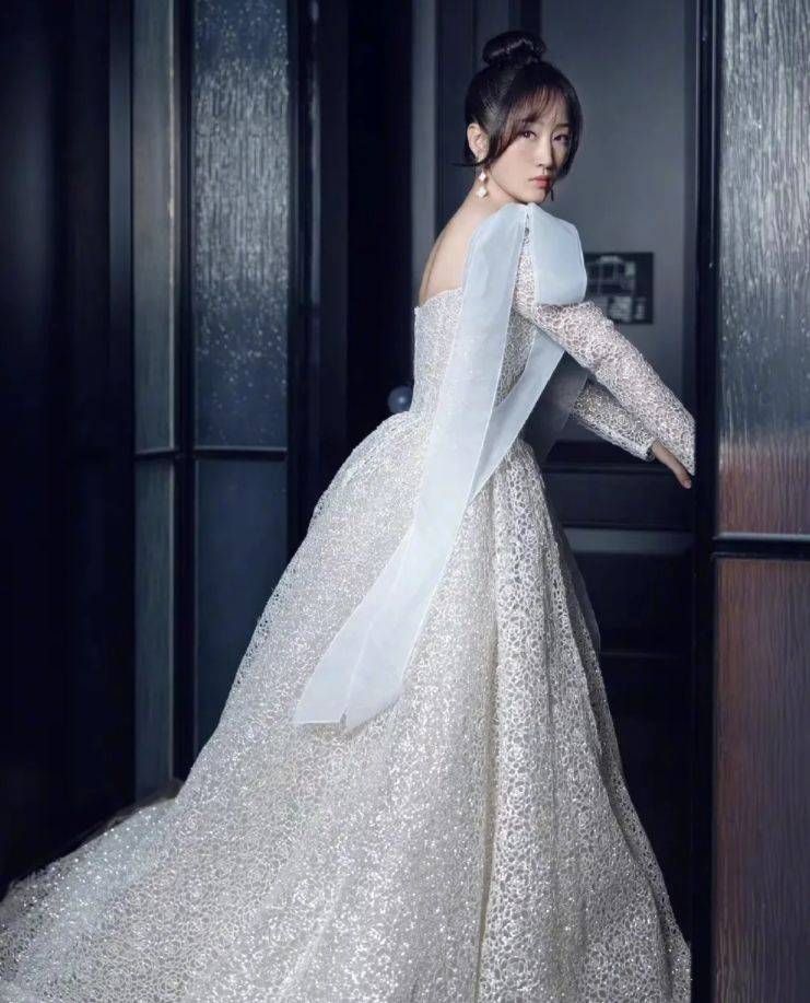 颜色 50岁杨钰莹有扮嫩本钱,穿镂空长裙配丸子头,分明是25岁少女模样