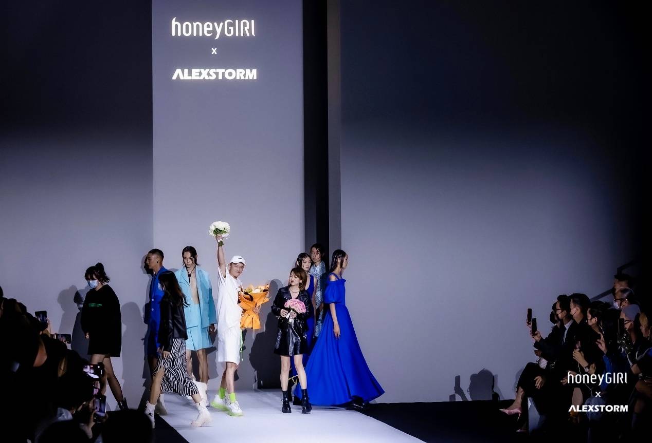 设计 ALEXSTORM × honeyGIRL:亲密关系的新定义