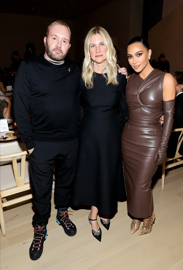 一身 金卡戴珊天生明星范！裹一身黑现身街头霸气全开，拎35万的包超壕