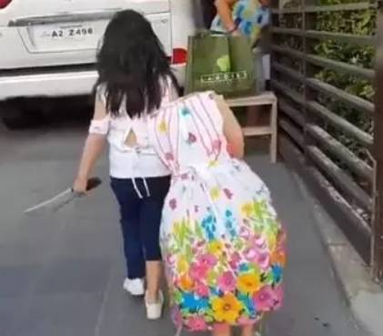 万圣 小女孩“抱头”装扮火了,万圣节吓人造型,这才是教科书!