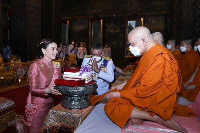 一身 诗琳通公主也扮嫩啦！穿一身粉裙亮相好美，撞衫苏提达王后也稳赢