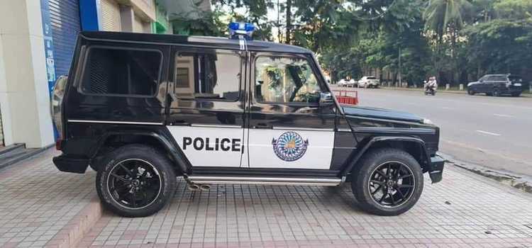 奔驰大g豪车伪装警车被吊走依法处置_陆路