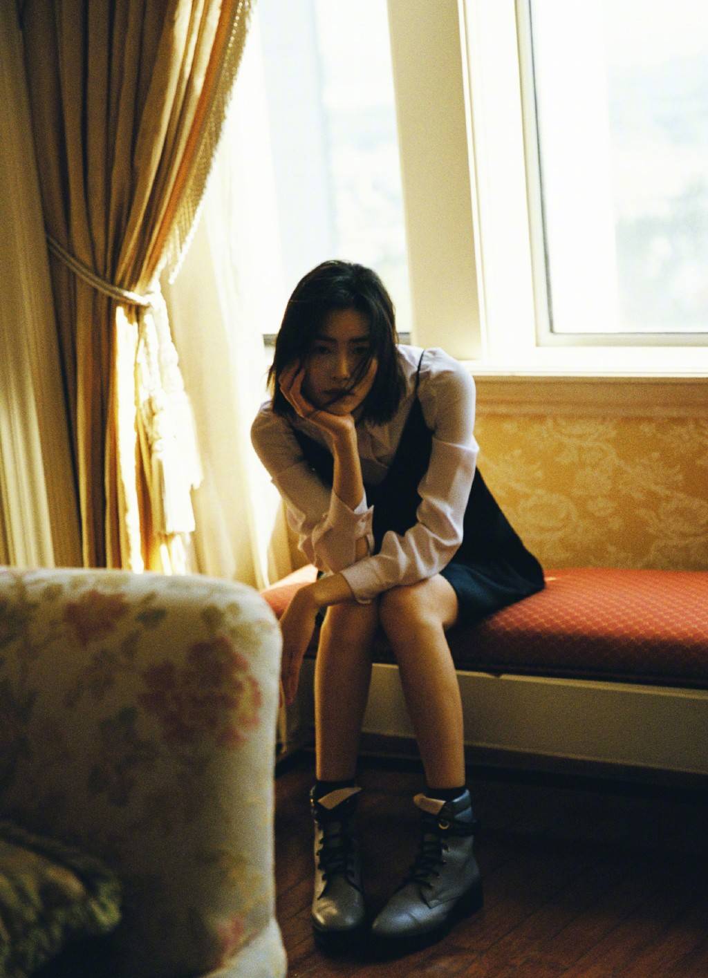 原创她是国模第一人今穿玫红色上衣配紧身短裤大长腿抢镜十足