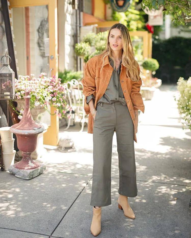 什么 初冬日本博主街拍 大衣里面都穿什么看看她们的搭配吧