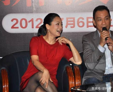 黑色 52岁陈红依然是不服老,穿鲜艳红裙搭配黑丝,身材一点也不显臃肿