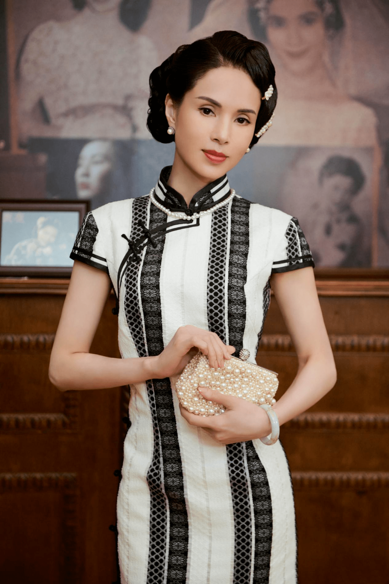 显得 李若彤果然会保养，丝绒拼接裙穿出独特韵味，大长腿更吸睛！