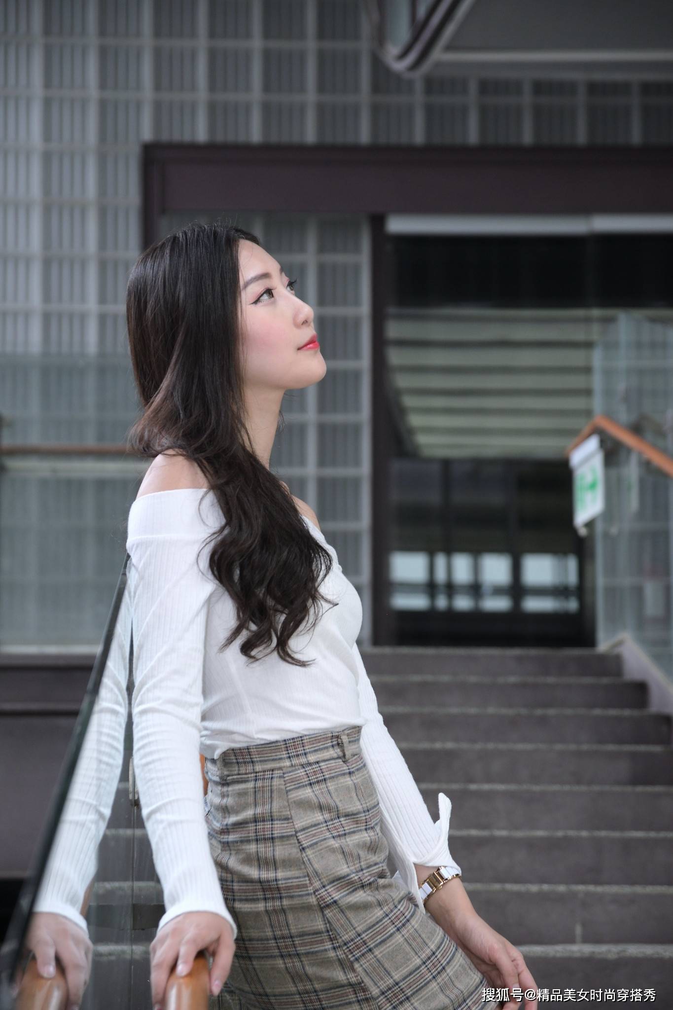 短裙 白色针织打底衫加灰色格纹半身短裙，保暖又不失风度