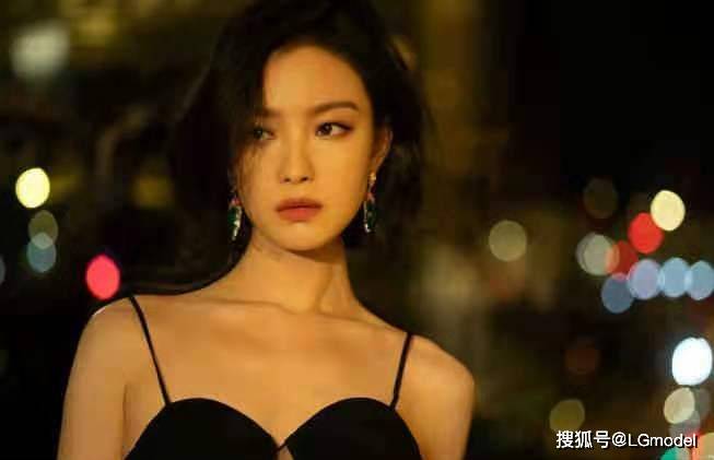 演技 谋女郎倪妮吊带礼服大秀美背！紧身深V妖娆妩媚，慵懒短发显优雅高贵