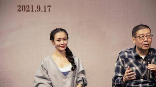 于明加 于明加罕晒工作照,穿羽绒马甲配衬衫裹成粽子,婴儿肌肤色太抢镜