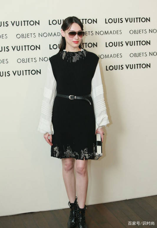 整体 梁洛施生活挺惬意的，穿搭鲜艳没有约束，比嫁入豪门还要舒坦